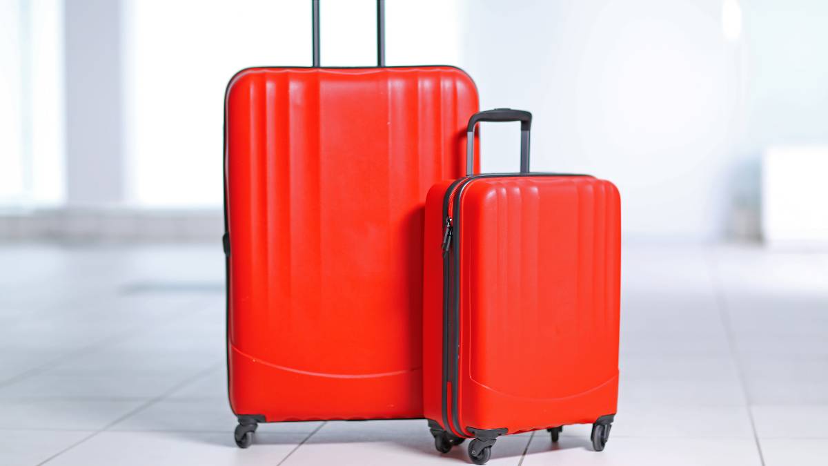 duas malas de viagem vermelhas