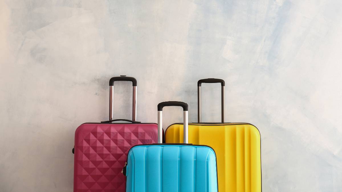 três malas de viagem coloridas